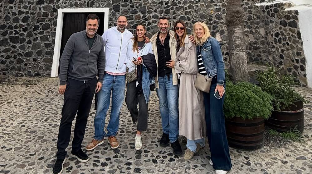 Ευριπίδου – Μιχόπουλος: Ρομαντικό getaway στη Σαντορίνη – Η επίσκεψη σε οινοποιείο [βίντεο]